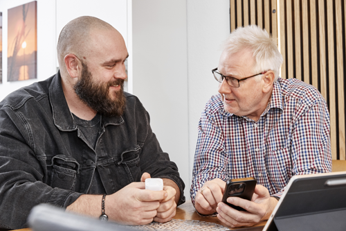 Zwei Männer unterhalten sich