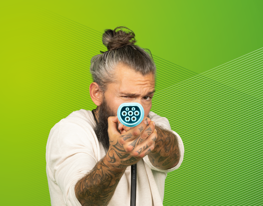 Mann mit Ladekabel für e-Auto