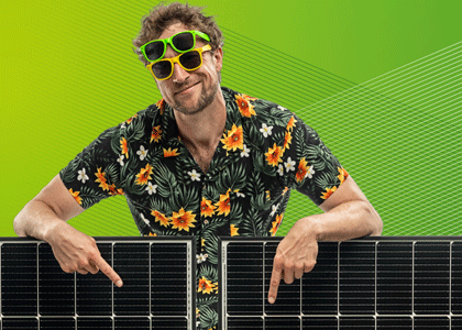 Mann mit zwei Sonnenbrillen und zwei Solarpanelen