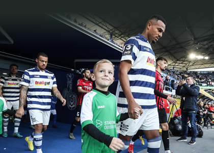 Kinder an der Hand der Fußballspieler vom MSV Duisburg.