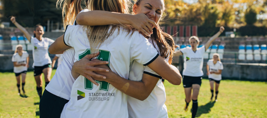 Junge Spielerinnen jubeln beim Fußball