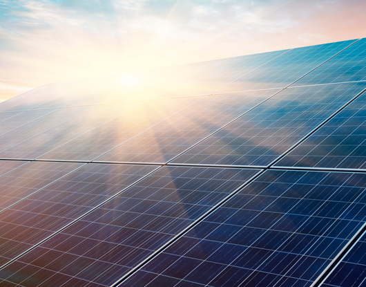 Sonne scheint auf ein Solardach