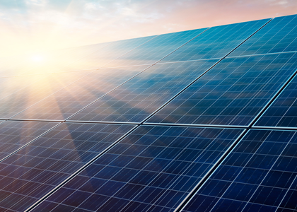 Sonne scheint auf Dach mit Solarmodulen