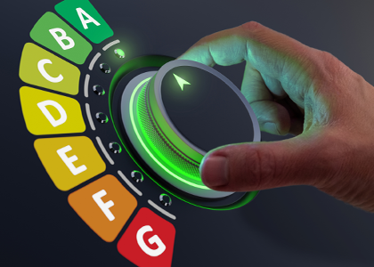 Ein Drehknopf zeigt auf unterschiedliche Energieeffizienzklassen 