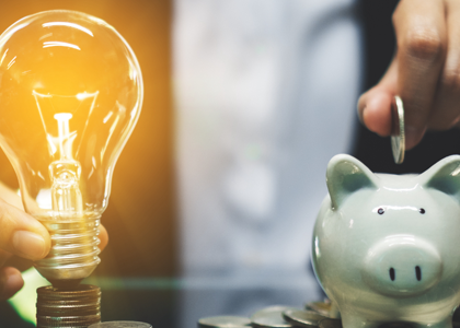 Ein Sparschwein wird gefüttert