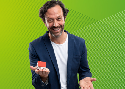 Mann mit Minihaus in der Hand Mann mit Minihaus in der Hand