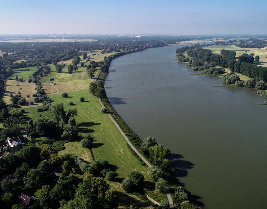 Eine Luftaufnahme vom Rhein und seinem grünen Ufer