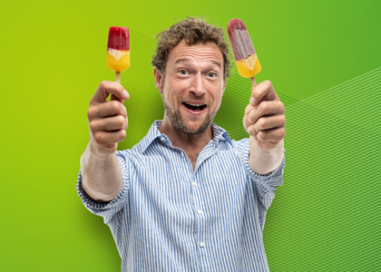 Mann mit Eis am Stil in den Händen