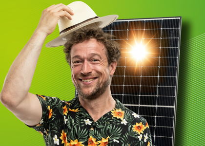 Mann mit Sonnenhut vor Solarmodul