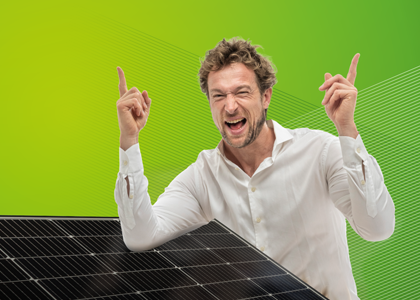 Mann stützt sich cool auf ein Solarmodul