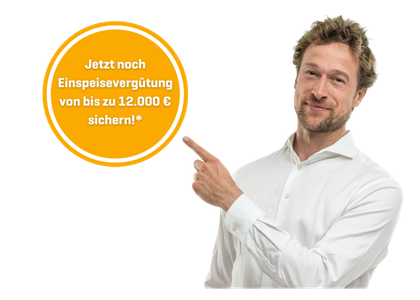 Mann zeigt auf Grafik mit dem Hinweis, sich bis zu 12.000 Euro Einspeisevergütung zu sichern