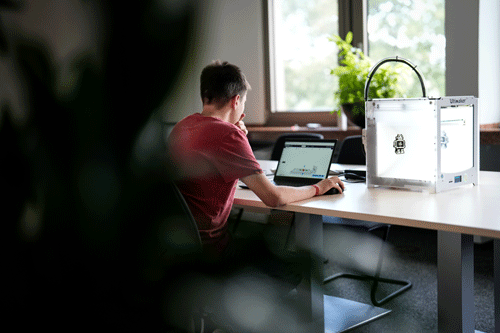 Ein Auszubildender sitzt an einem Laptop Ein Auszubildender sitzt an einem Laptop