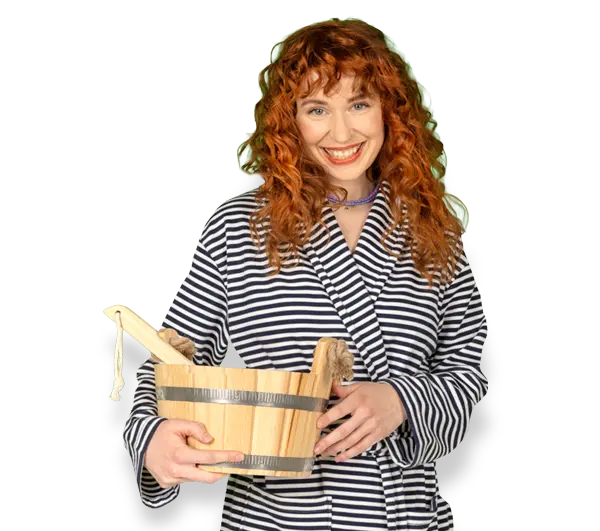 Frau im Saunamantel und Wasserkübel